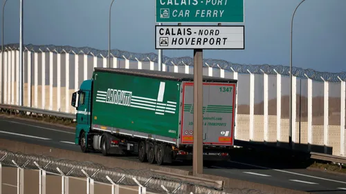 Calais : un jeune migrant meurt écrasé par un camion